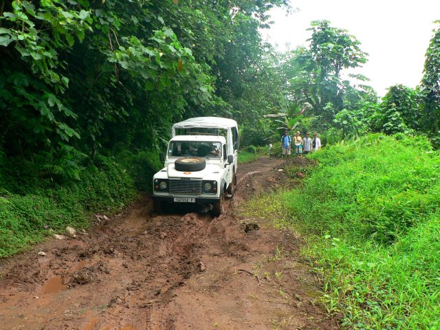 150- 4x4 embourbe sur la piste traversiere de Tahaa 